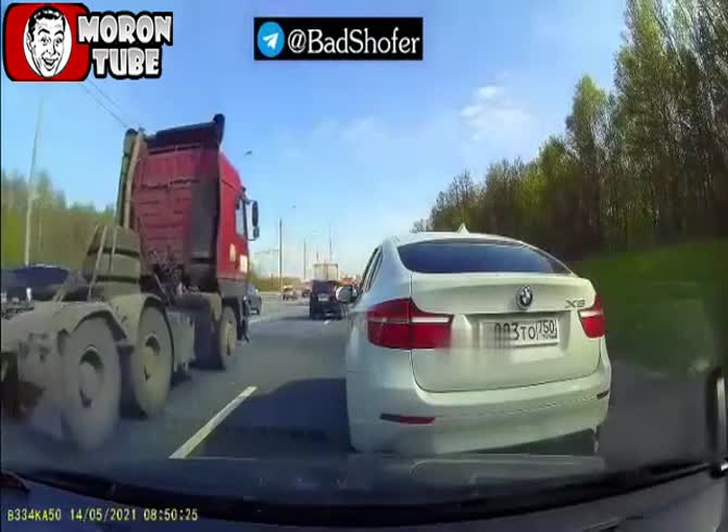 Video :He pulls out a gun and shoots during a road rage!